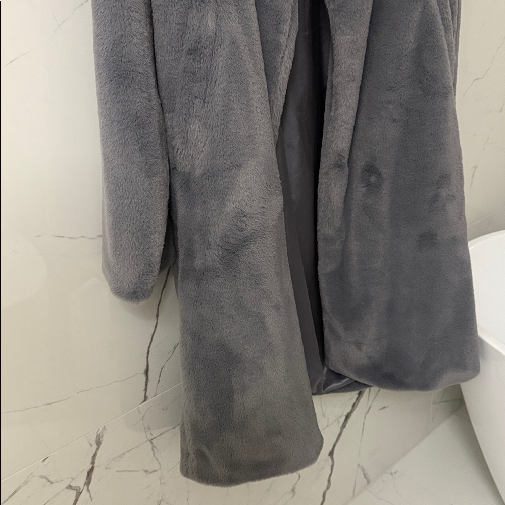 ALO Yoga Plush Faux Fur Coat in Fog.
Medium. NWT. - Picture 4 of 8